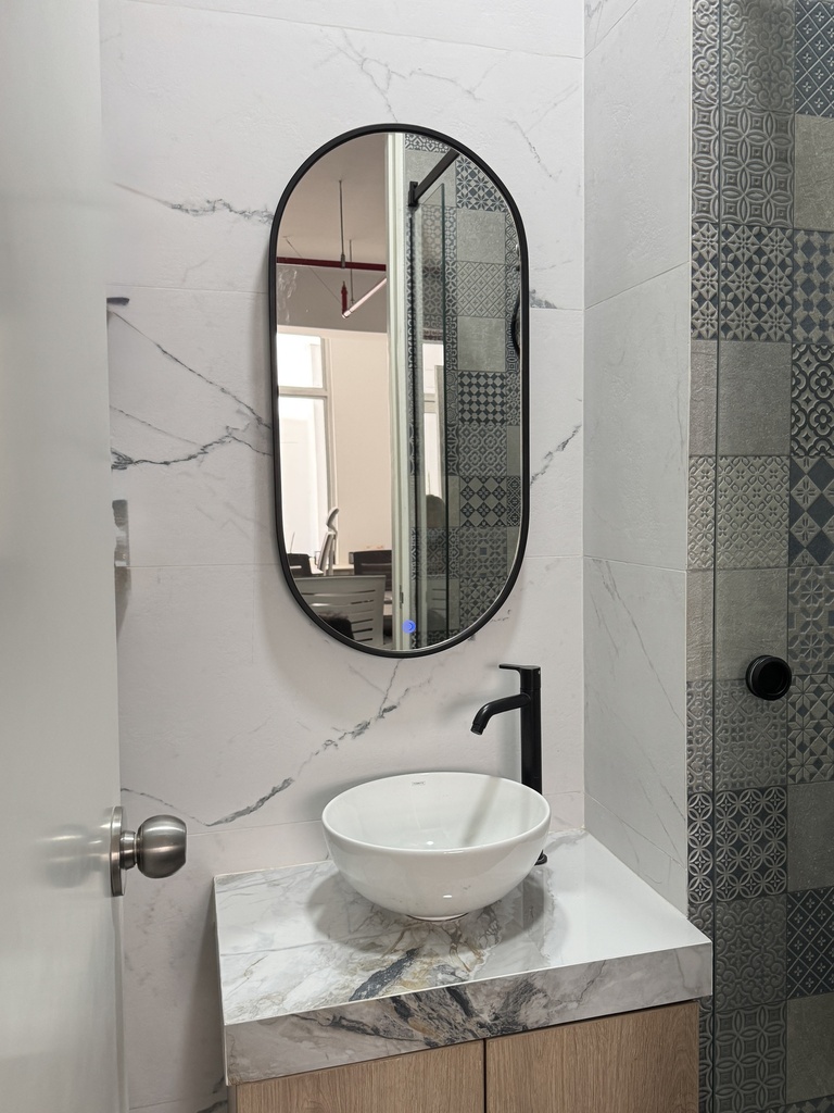 ESPEJO OVALADO CON ILUMINACIÓN