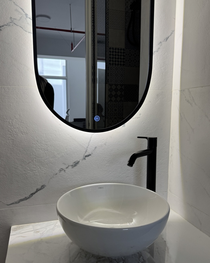 ESPEJO OVALADO CON ILUMINACIÓN